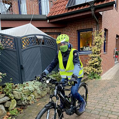 Marius Brünen auf dem Fahrrad vor einem Haus